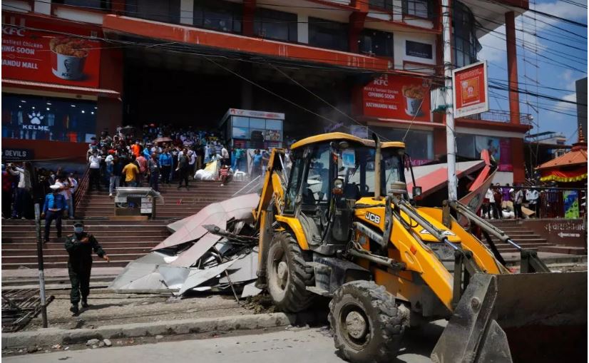 काठमाडौं मल अगाडिको संरचना हटाउन महानगरले चलायो डोजर