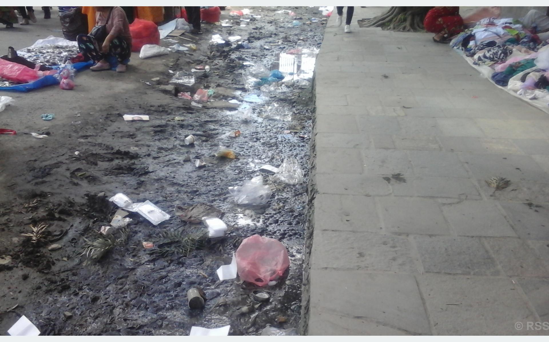 वनकालीमा सडकमाथिबाट बगेको ढलले साउने सोमबारका भक्तजनलाई असर
