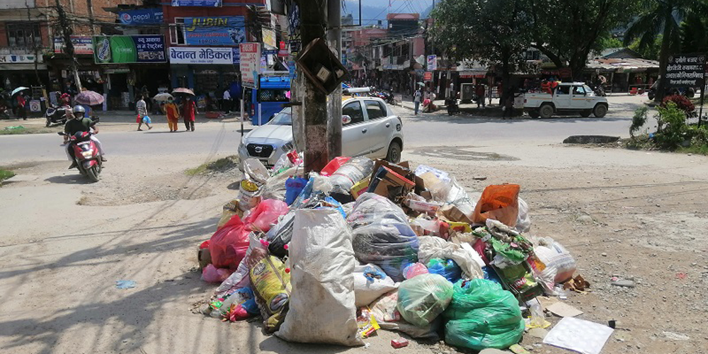 मध्यपुरथिमिमा घरघर र चोकचोकमा थुप्रियो फोहोर