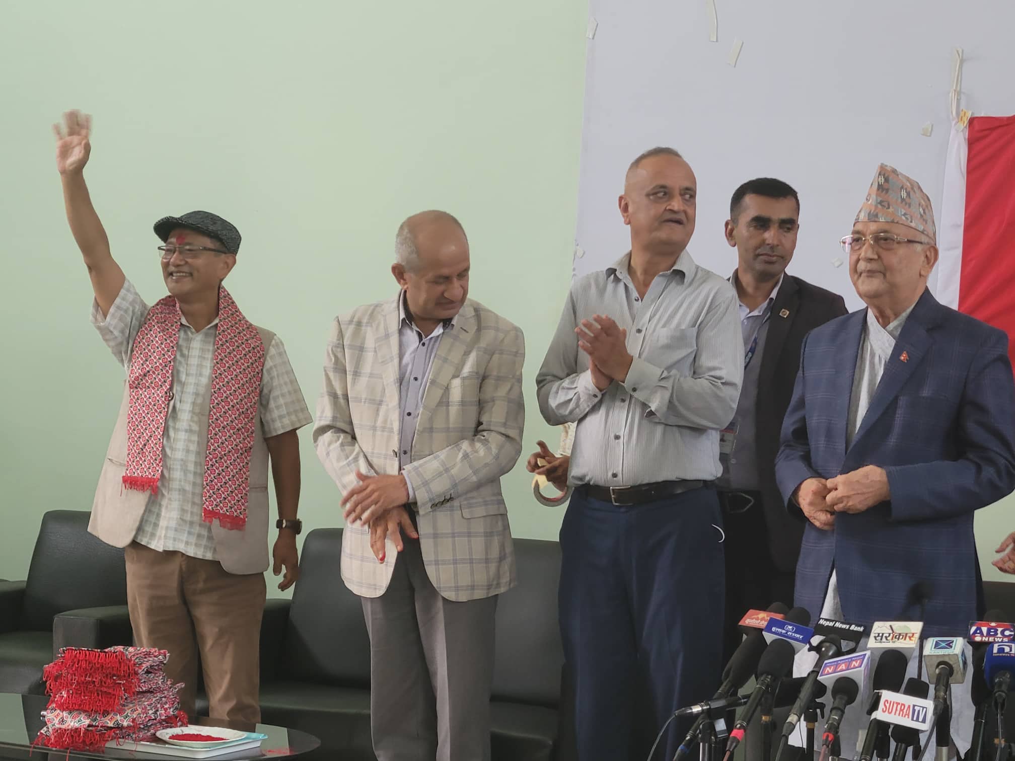 १० वर्षपछि कार्यकर्तासहित एमालेमै फर्किए पूर्वमन्त्री हेमराज राई
