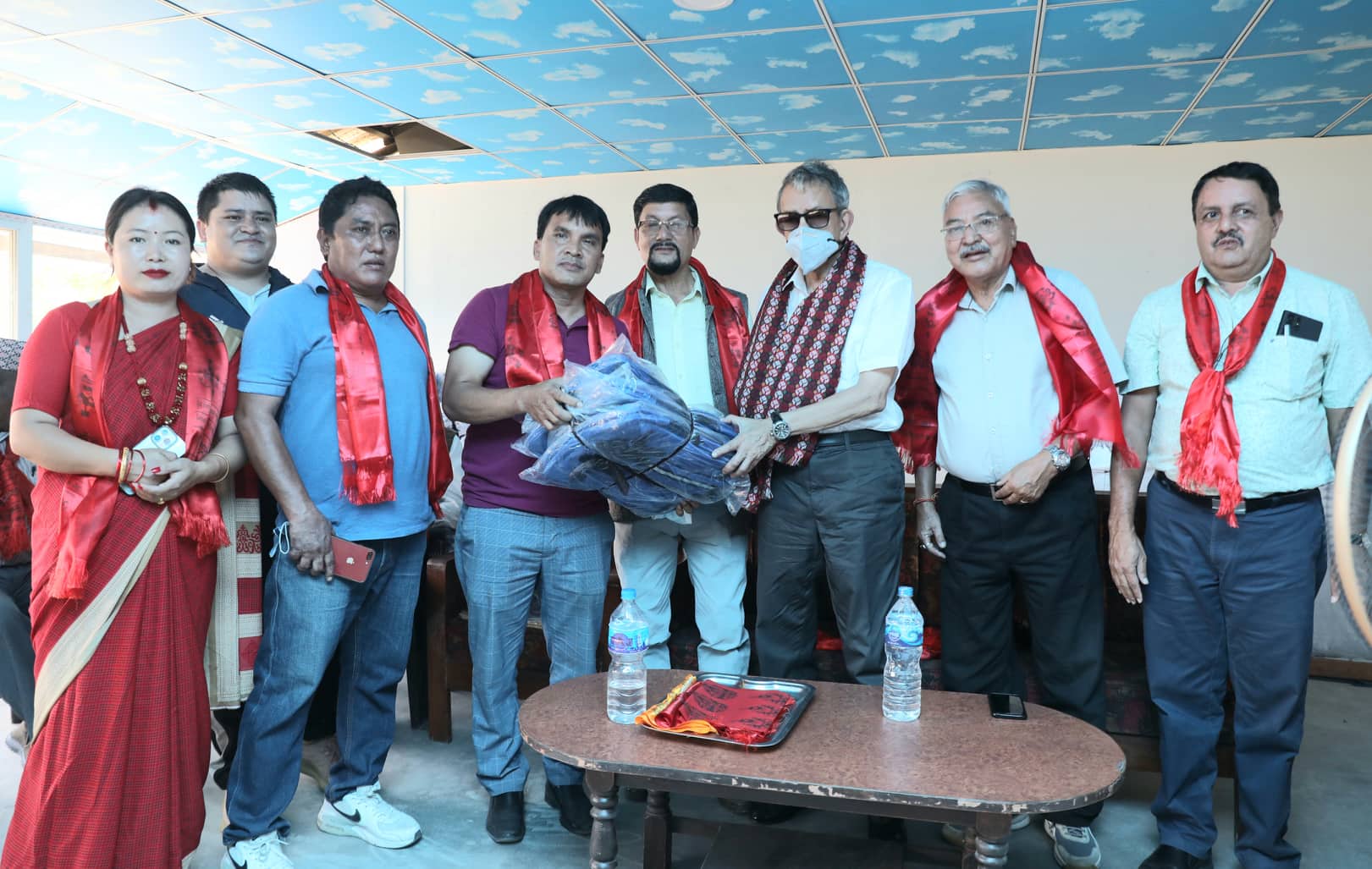 एसएस फाउन्डेसनद्वारा नागार्जुनको विद्यालयलाई झोला सहयोग
