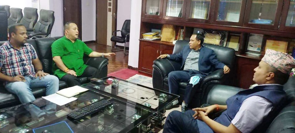 वीरगञ्ज महानगरका मेयर सिंहद्वारा प्राधिकरण प्रमुख घिसिङसँग छलफल