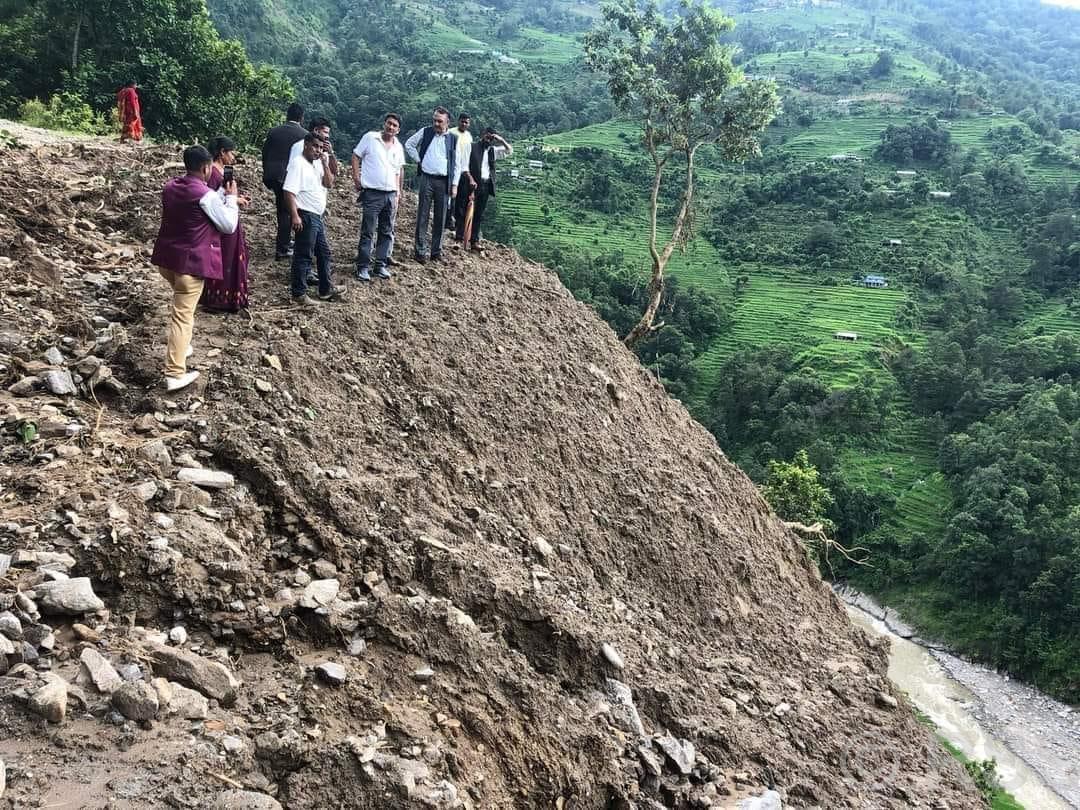 कांग्रेस प्रवक्ता डा. महतले गरे नुवाकोटको बाढी पहिरो प्रभावित क्षेत्र निरीक्षण