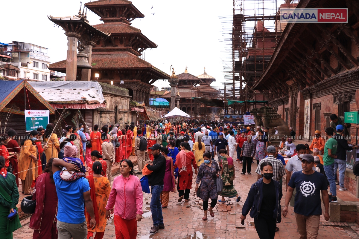 पाटनको कृष्ण मन्दिरमा भक्तजनको भिड (फाेटाेफिचर)