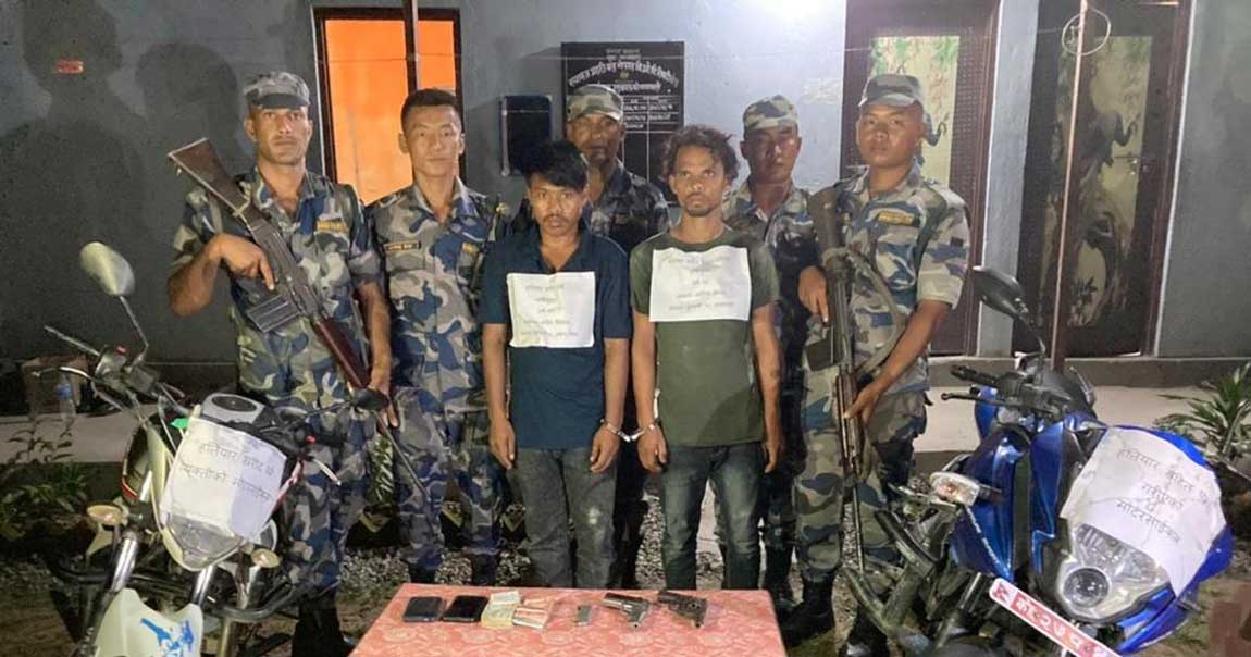 हतियार कारोबारको आरोपमा दुई थान पेस्तोलसहित दुई जना पक्राउ