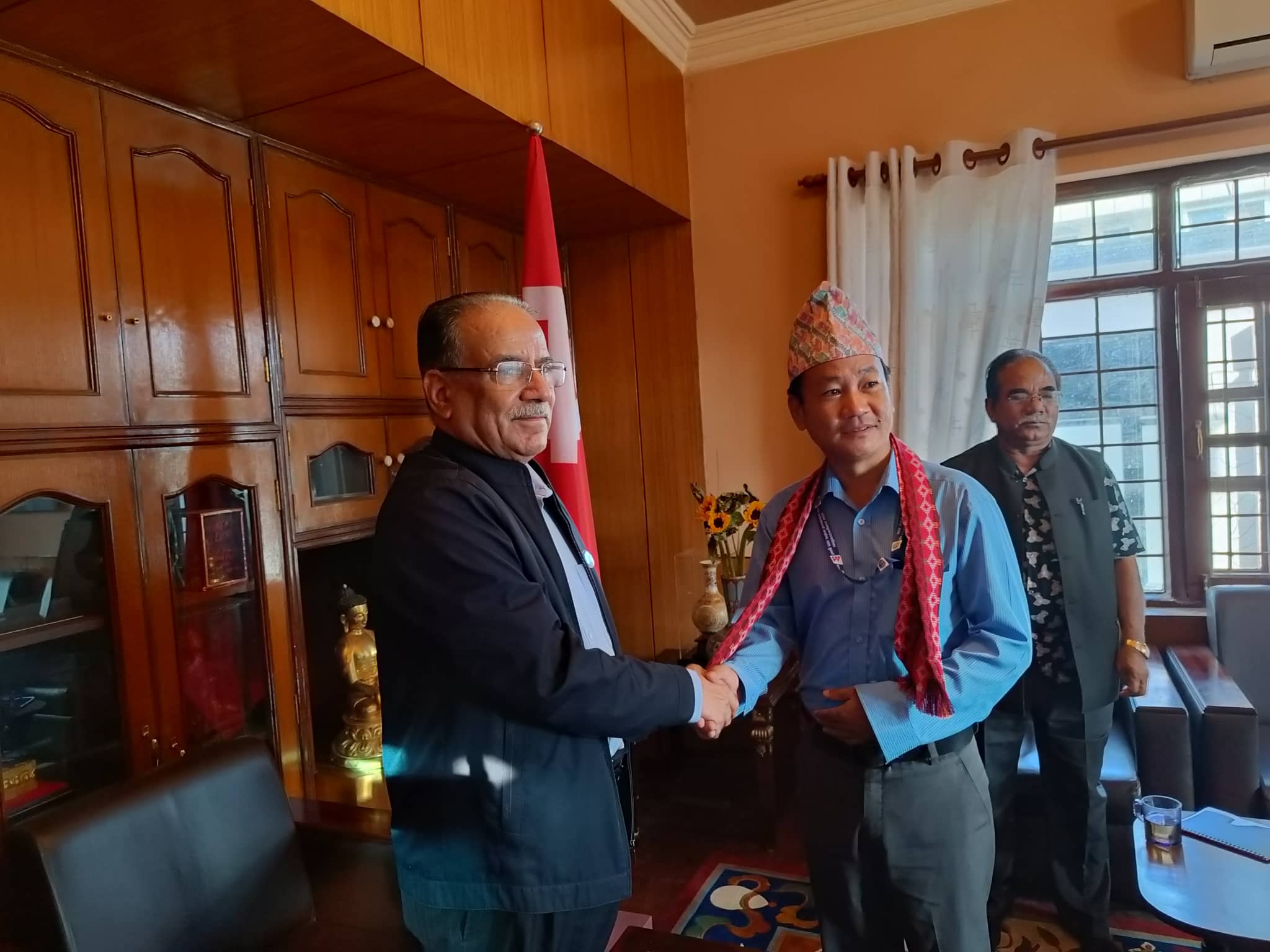 हर्क साम्पाङले भेटे प्रचण्ड, श्रम अभियानमा जोडिन गरे आग्रह