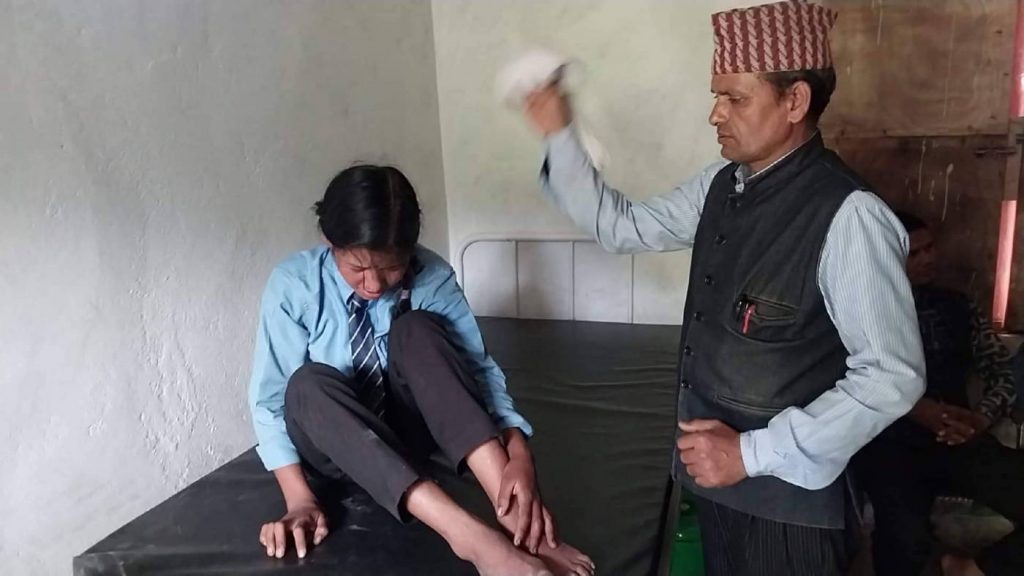 विद्यालयमा विद्यार्थी काँप्ने, बर्बराउने र बेहोस हुने समस्या