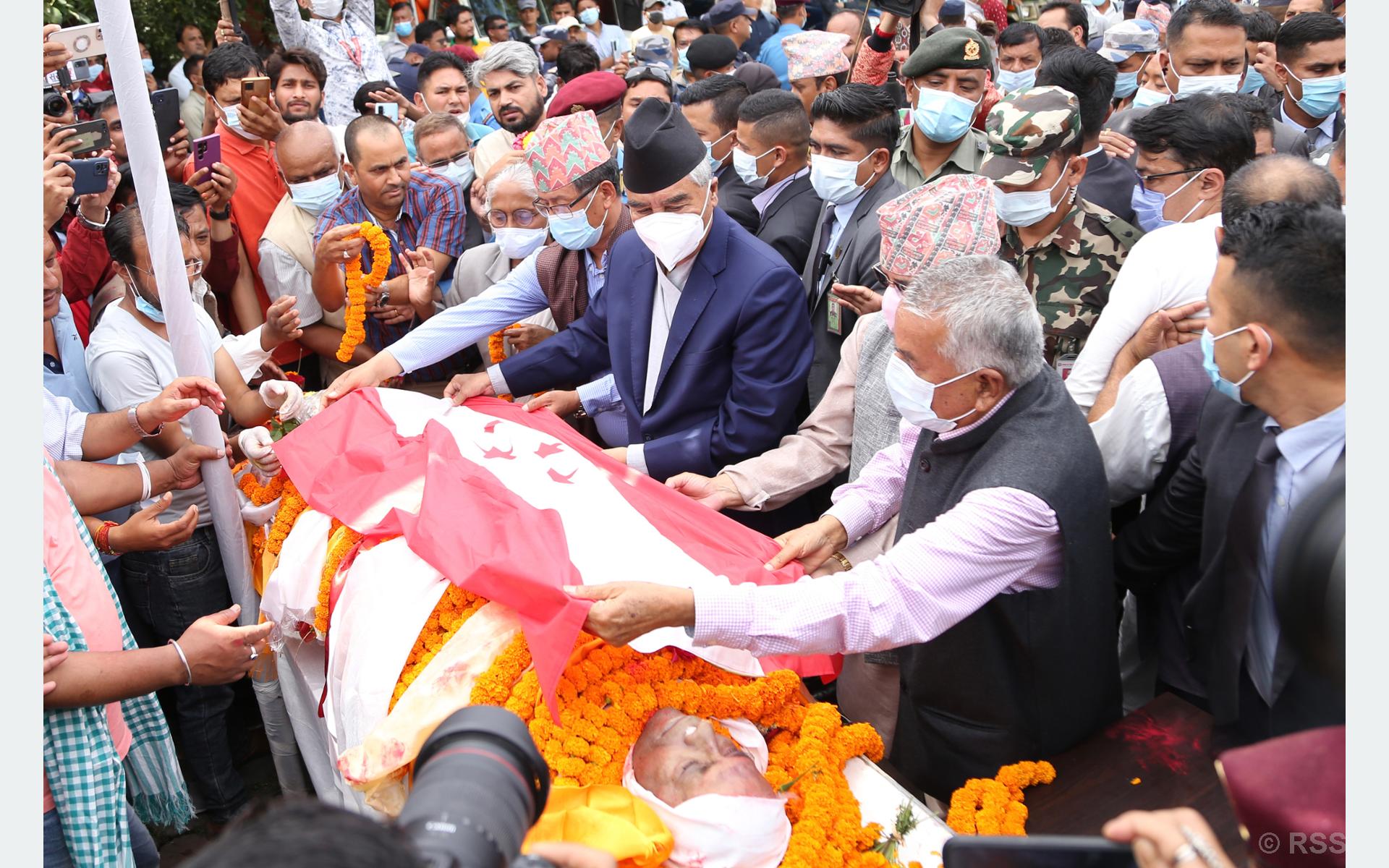 प्रधानमन्त्री देउवाबाट गिरीप्रति श्रद्धाञ्जली