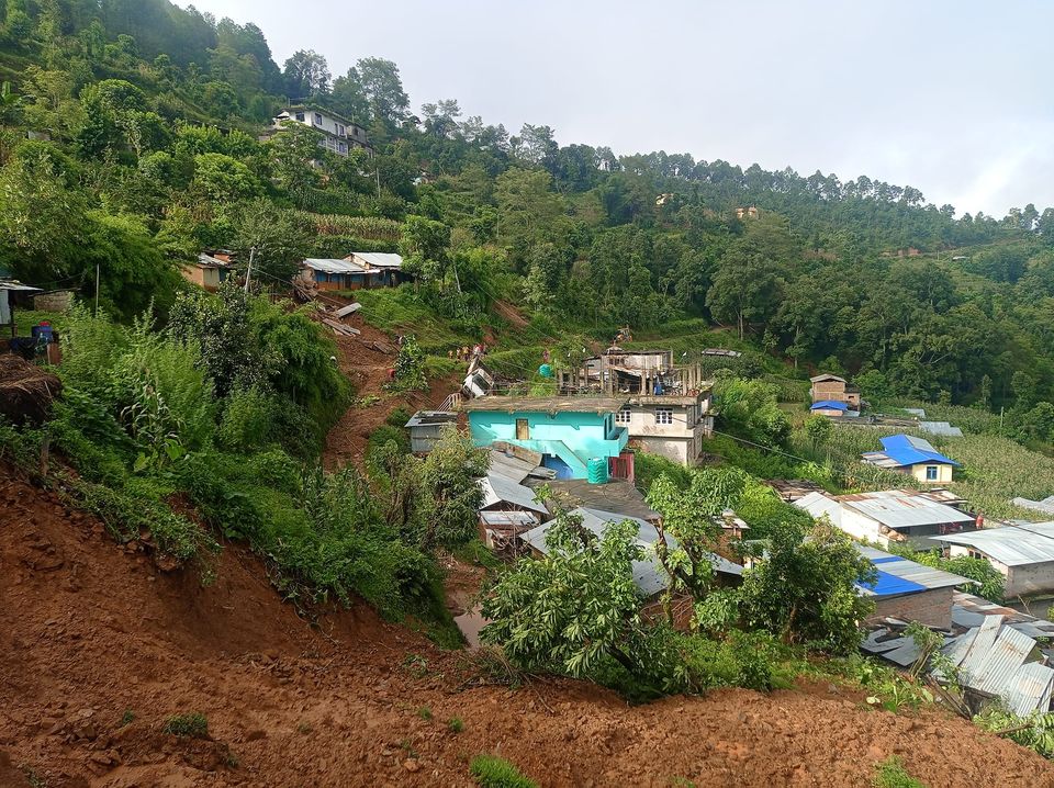 पहिरोले जंगलछापमा दुई घरमा क्षति, १२ घर उच्च जोखिममा