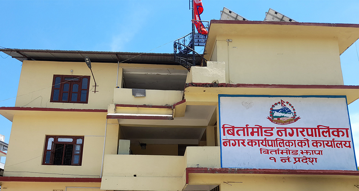 बिर्तामोड नगरपालिकाद्वारा निर्माण कम्पनीलाई धरौटी जफतको चेतावनी