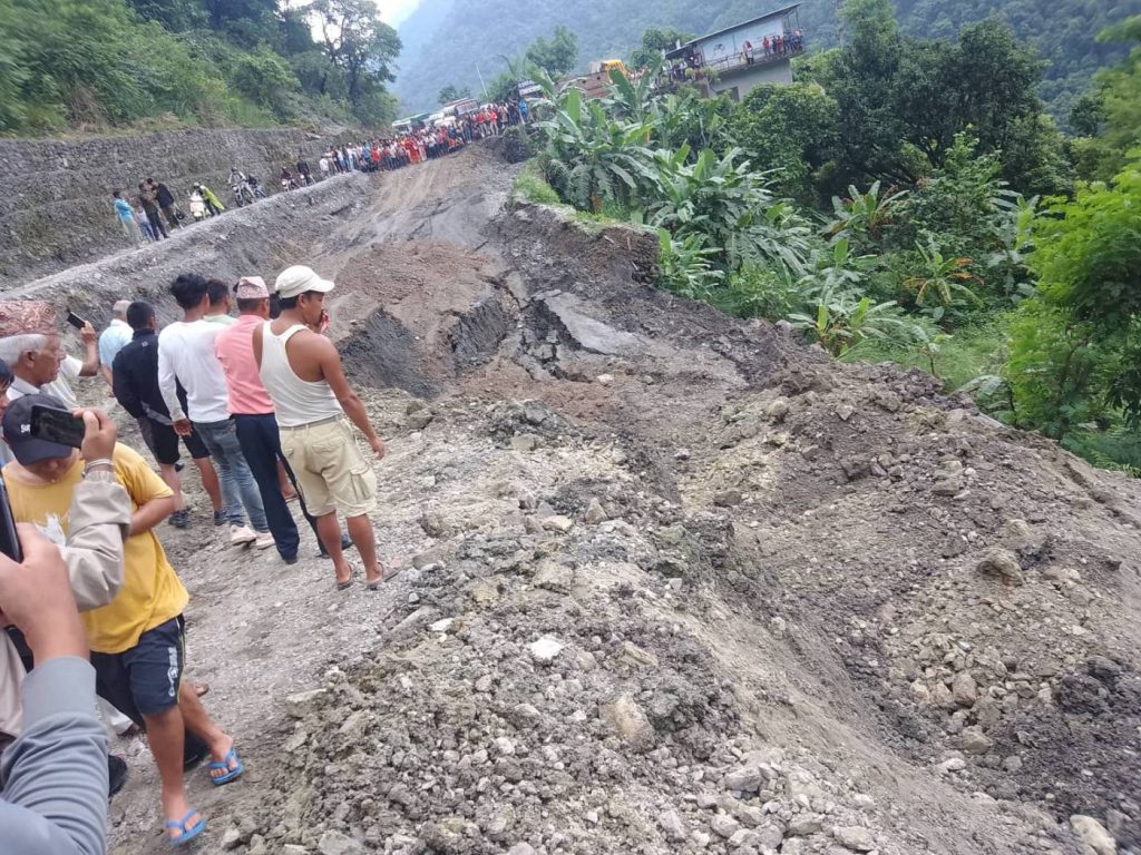 सिद्धार्थ राजमार्ग भाँसिदा पाल्पा बुटवल सडक अवरुद्ध