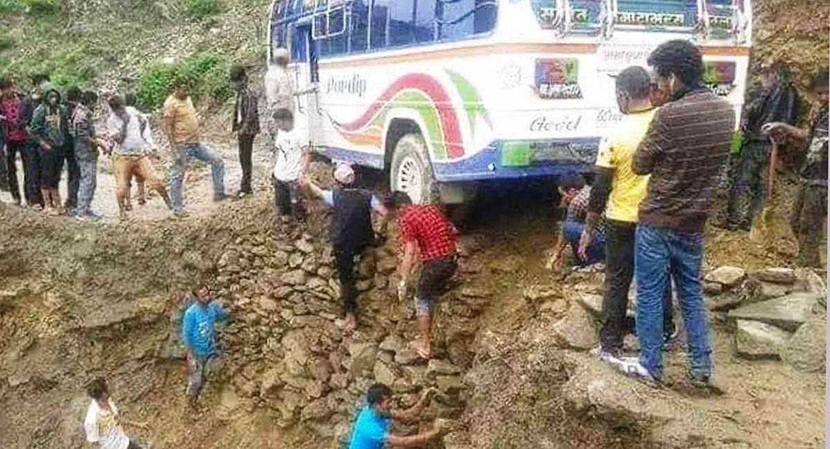 पहिराले कर्णाली राजमार्ग अवरुद्ध