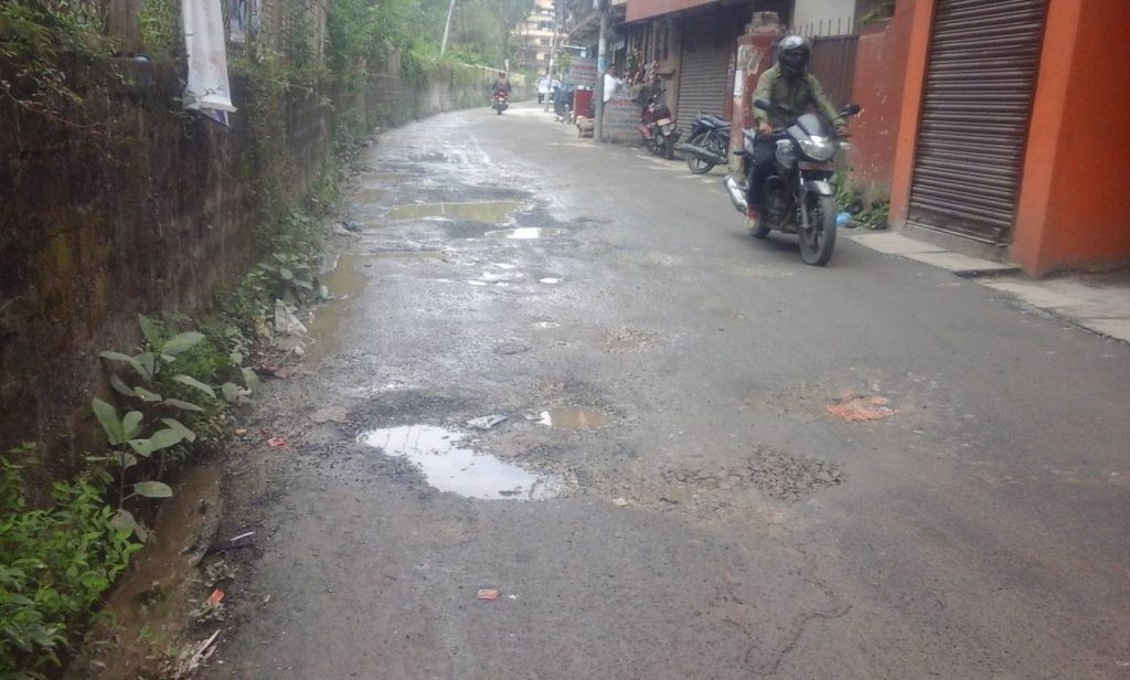 काठमाडौँ महानगरपालिकाले कालोपत्र गरेको सडक भत्कियो तीन महिनामै