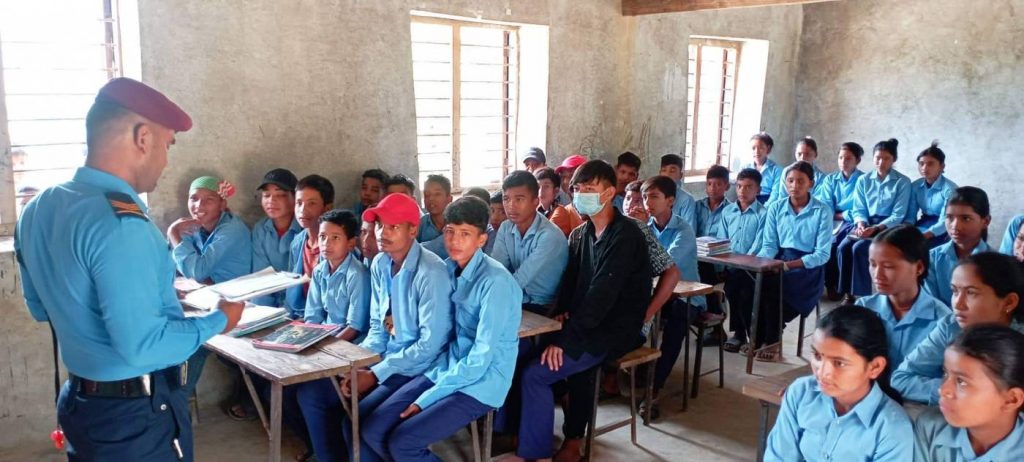 बालविवाह विरुद्ध सचेत गराउन विद्यार्थीलाई पढाउँदै प्रहरी