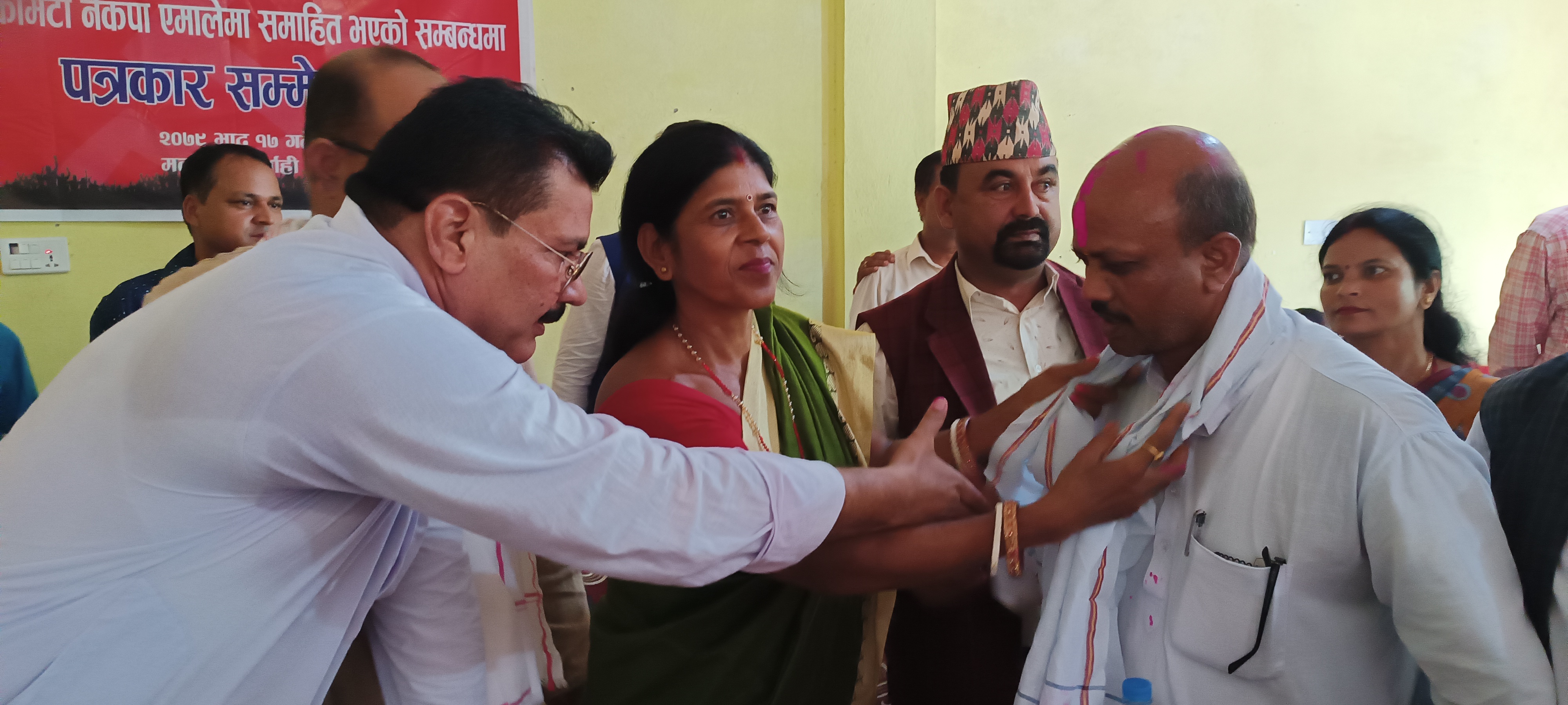 एकीकृत समाजवादी सर्लाहीका केन्द्रीय परिषद् सदस्यसहित २५ जना एमालेमा प्रवेश