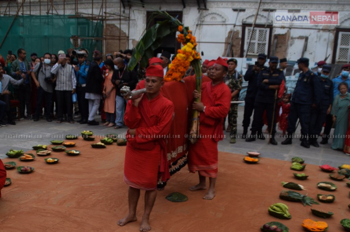 हनुमान ढोकास्थित दशैंघरमा फूलपाती भित्र्याइयो (फोटो फिचर)