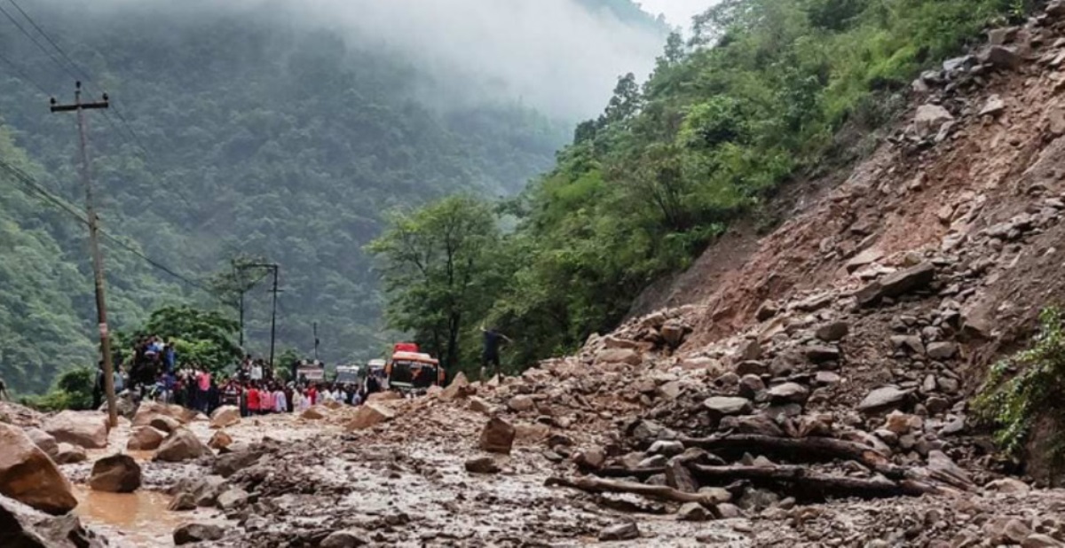 वर्षाका कारण देशका विभिन्न सडक अवरुद्ध, यात्रु मर्कामा