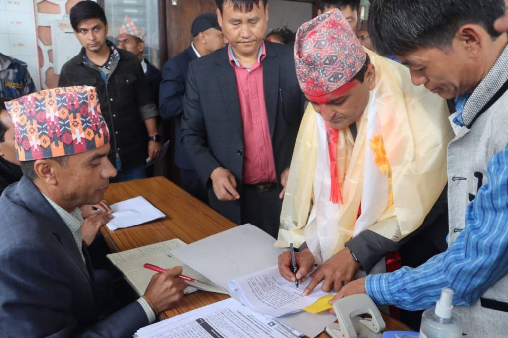 सचिव भट्टराईद्वारा ताप्लेजुङबाट उम्मेदवारी दर्ता
