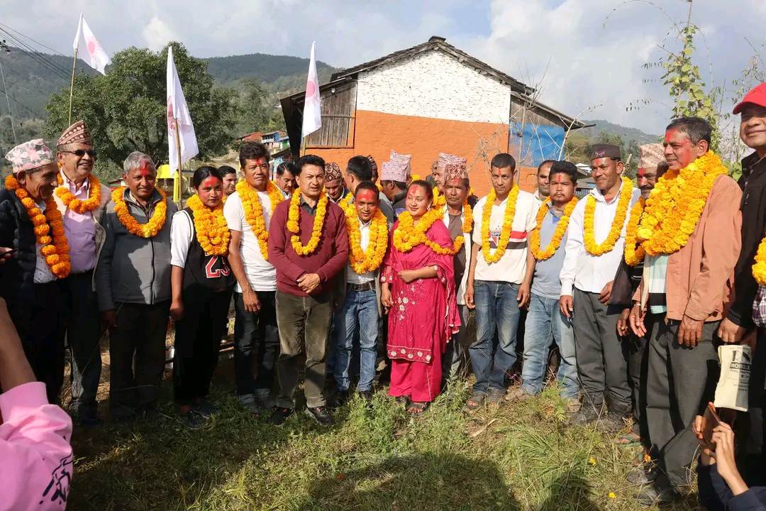गुल्मीमा विभिन्न पार्टी परित्याग गरी दर्जनौं युवा एमालेमा प्रवेश