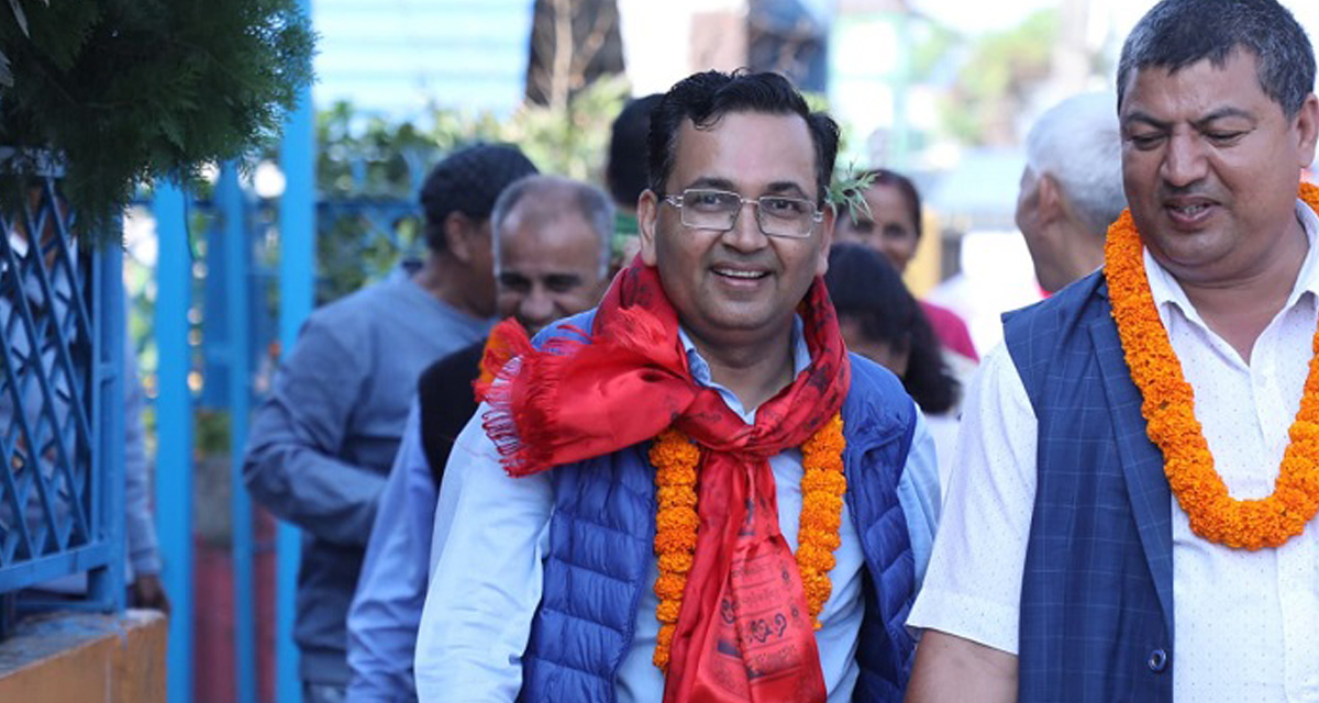 चितवनको विकास गर्न मेरो उम्मेदवारी : डा.अधिकारी