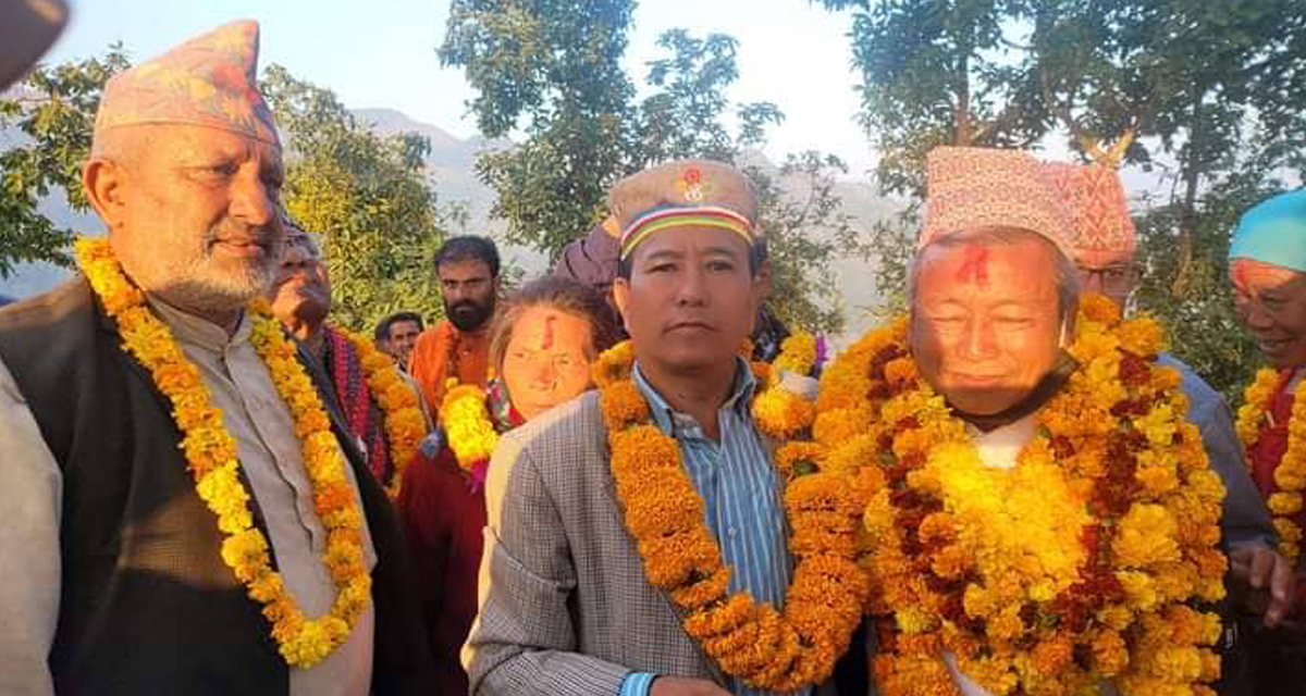 मन्थली १० का एमाले अध्यक्ष भालु मगर सहित १३७ जना कांग्रेस प्रवेश