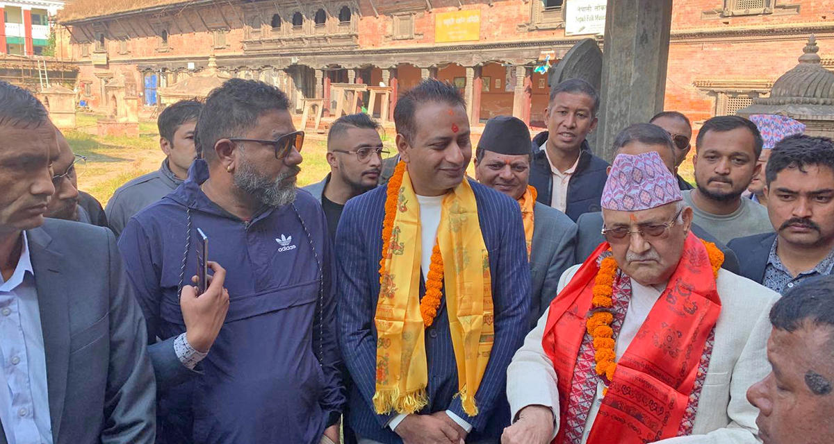 किरण पौडेललाई जिताउन ओली पुगे त्रिपुरेश्वरको महादेव मन्दिर