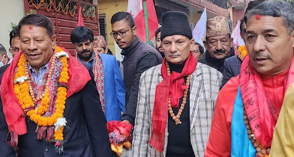 प्रकाशमानको घरदैलोमा बाबुराम : मतदातालाई भने, ‘उहाँ योग्य व्यक्ती हो भोट दिनुस्’