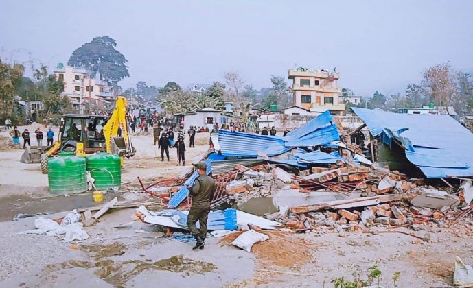 खोलाको जग्गा अतिक्रमण गरेर निर्माण गरिएको घर उपमहानगरले भत्कायो