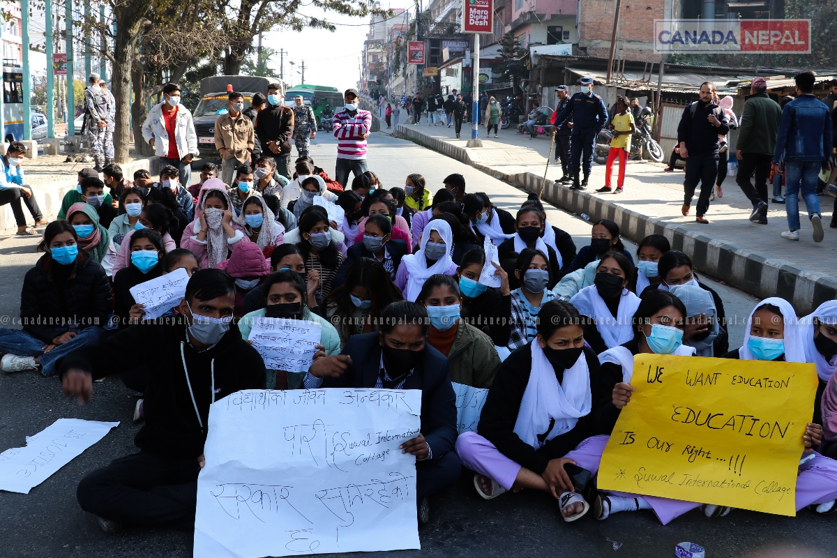 कलेज खुलाउन माग गर्दै विद्यार्थीको प्रदर्शन (फोटो फिचर)