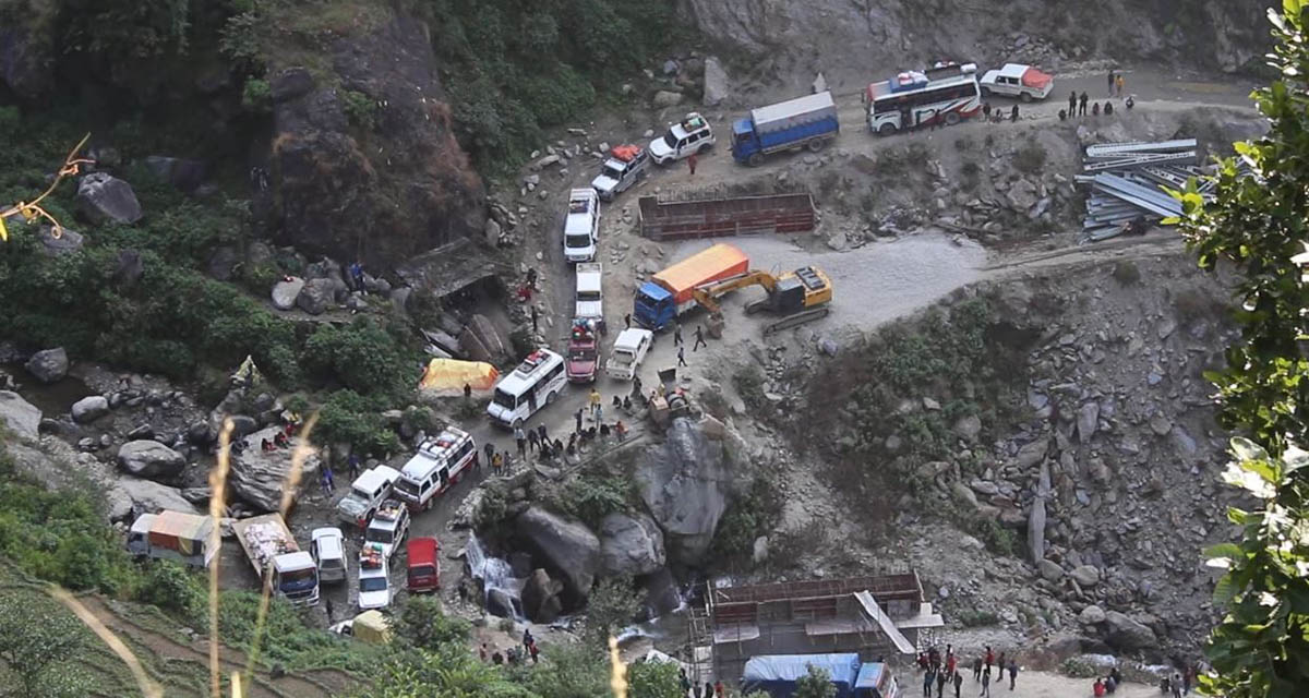 कर्णाली राजमार्ग मर्मत नहुँदा यात्रुलाई सास्ती