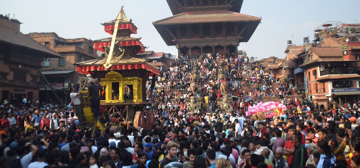 तौमढीबाट तानिएको भैरवको रथ इनाचो पुग्यो : जात्रामा हजारौँको भीड, ८ सय सुरक्षाकर्मी तैनाथ