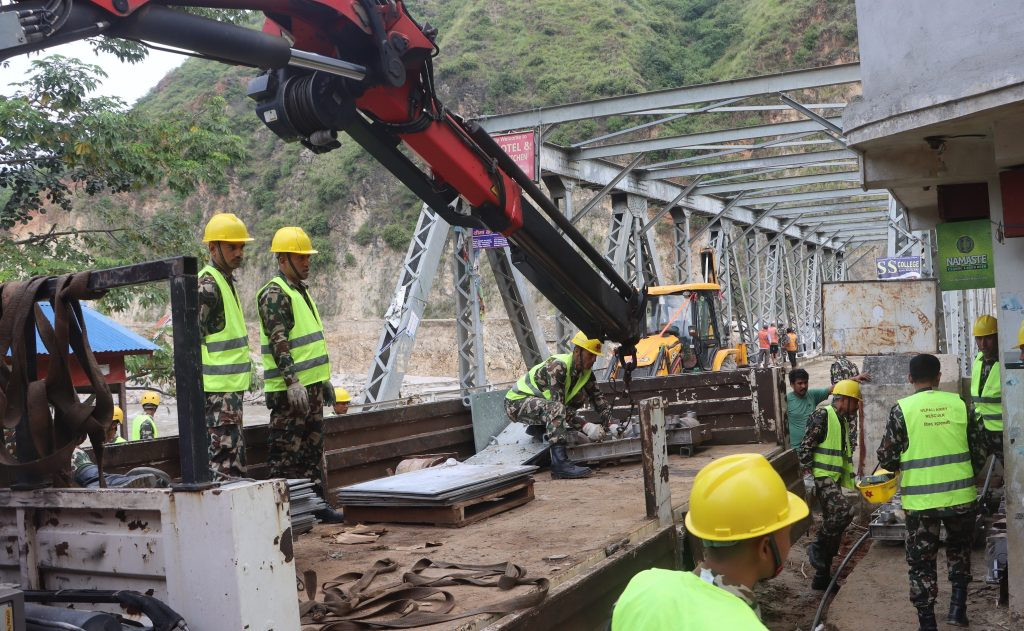 क्षतिग्रस्त सडक सञ्चालन अभियानमा सेना