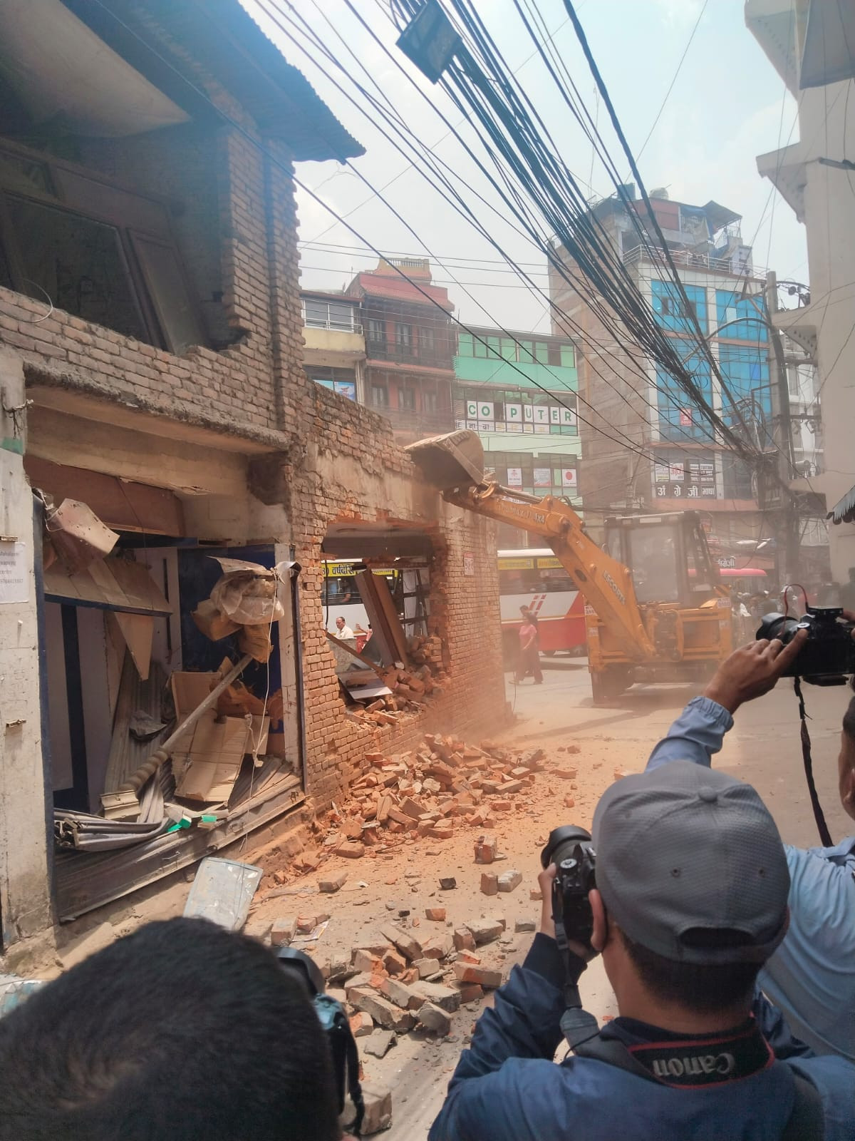 काठमाडौं महानगरले शान्तिगोरेटोमा सार्वजनिक जग्गा मिचेर बनाएका संरचना भत्कायो