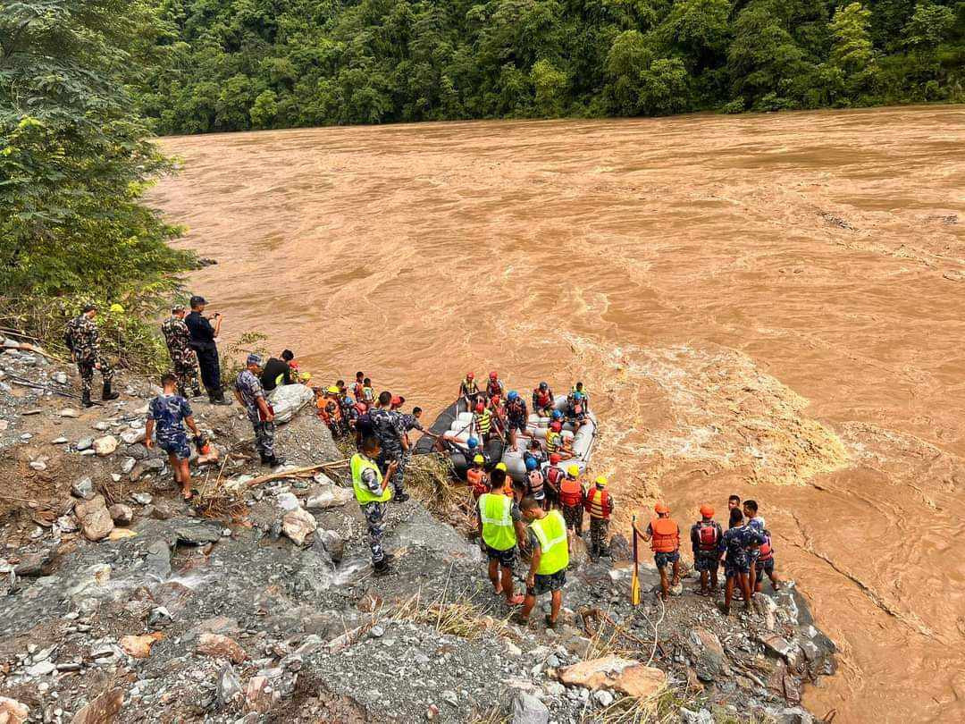 मस्त निद्रामा पहिरोसँगै नदीमा बग्यो यात्रुबस, शोकाकुल छन् परिवार