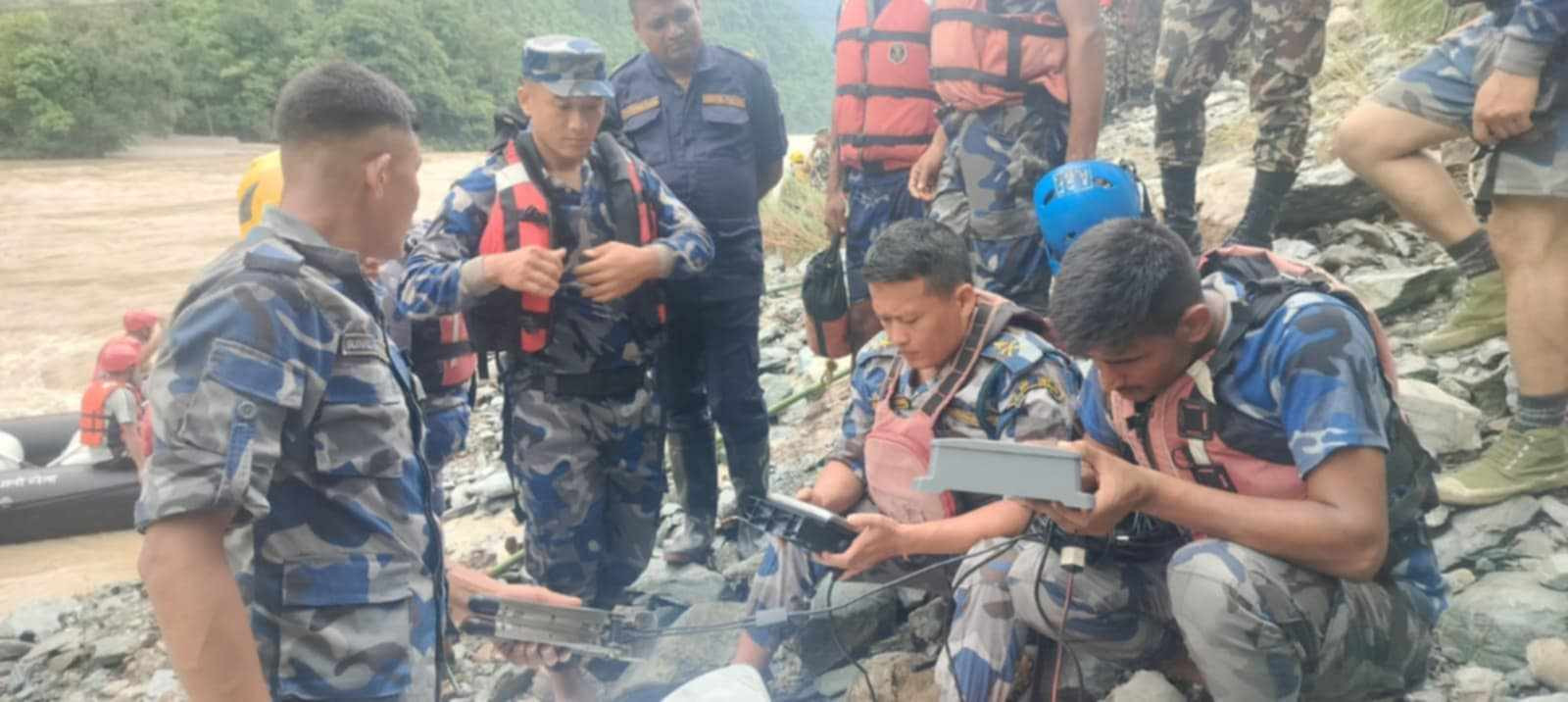 त्रिशूली नदीमा बेपत्ता दुई बस नभेटिएपछि ड्रोन र सोनार क्यामेराबाट खोजी सुरू