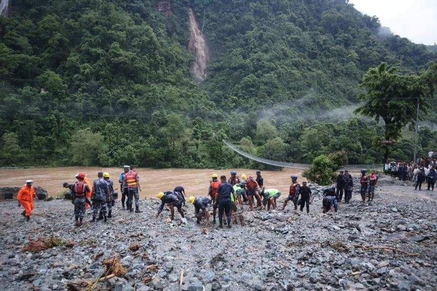 दुर्घटनामा बेपत्ता भएकाको खोजीमा यसरी सक्रिय छ सुरक्षाकर्मीको गोताखोर टोली (फोटो फिचर)