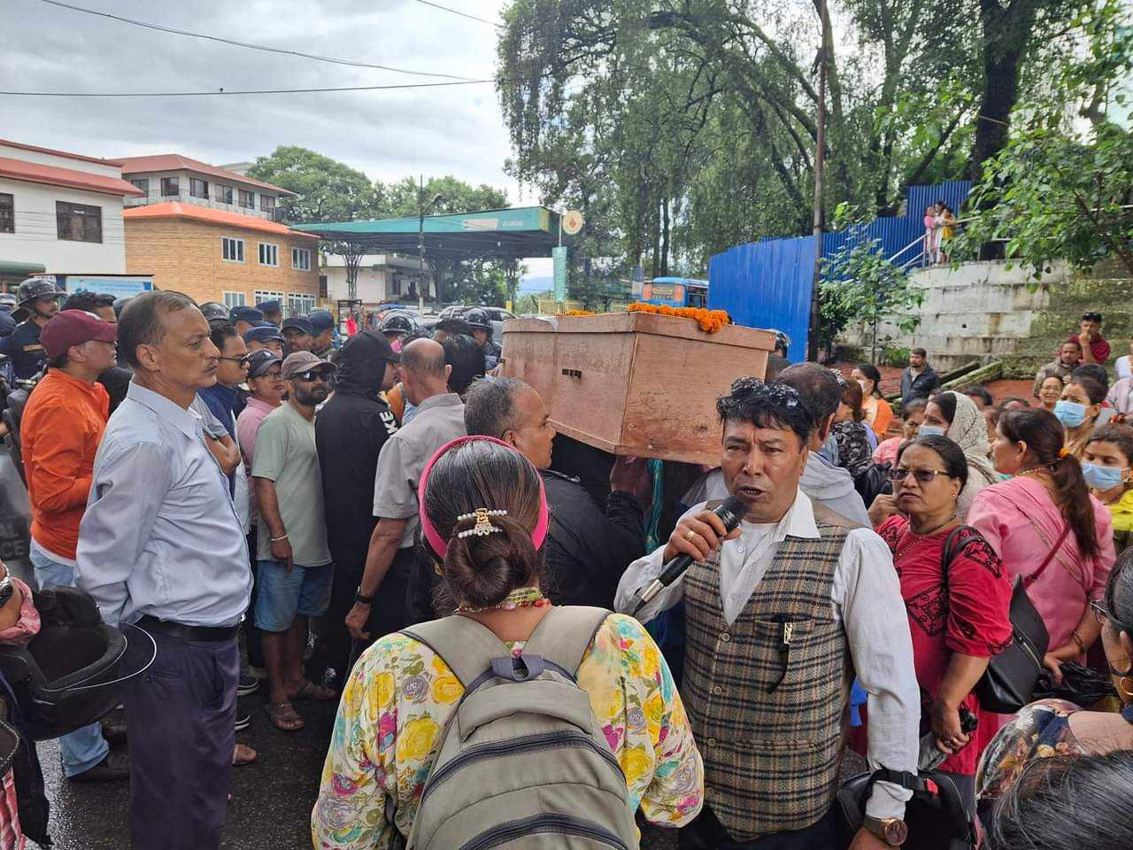 एक करोड ३६ लाख सहकारीले खाइदियो, उपचार खर्चअभावमा मृत्यु भएका स्थापितको शवसहित सहकारीपीडितको प्रदर्शन (फोटोफिचर)