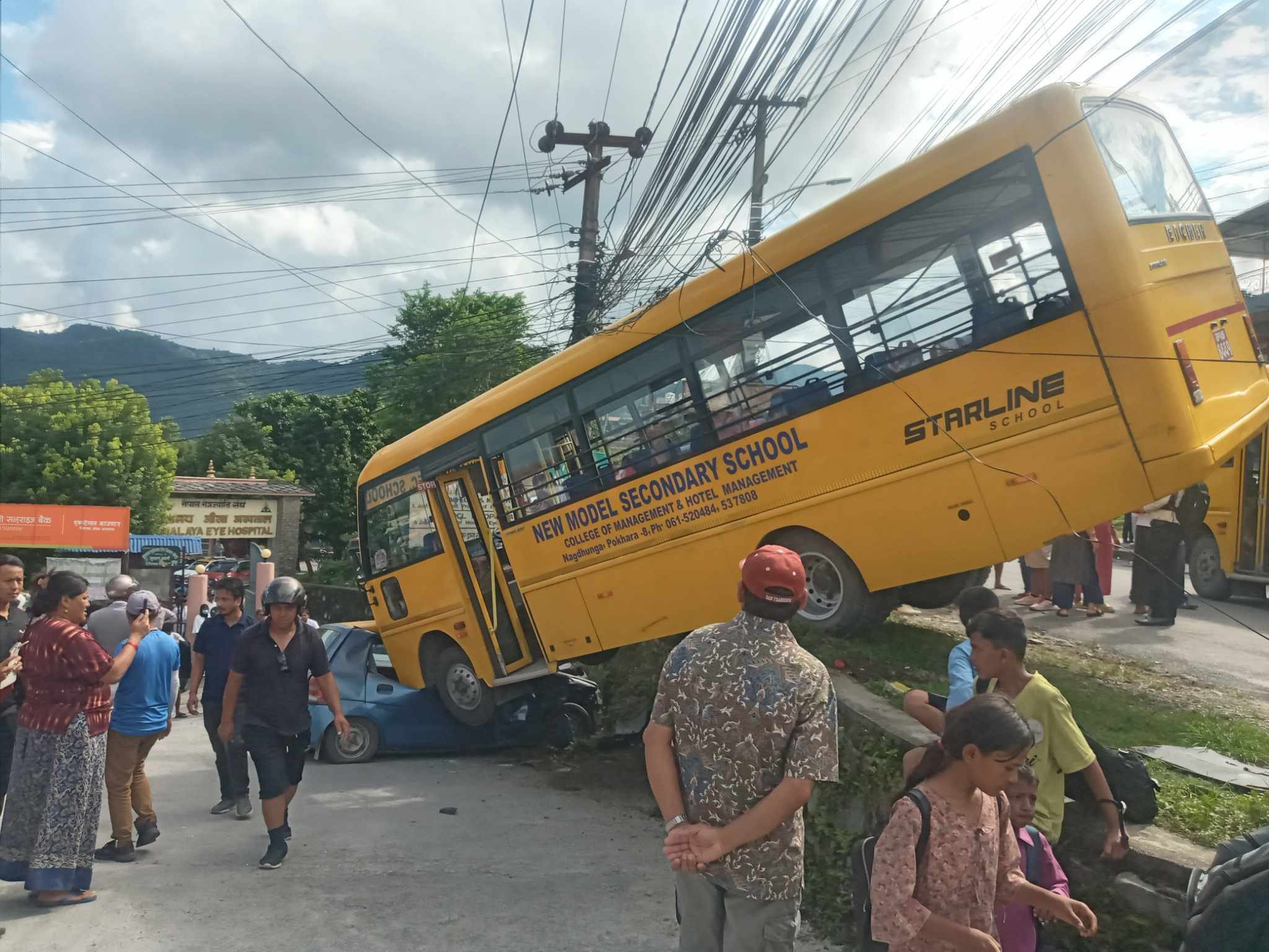 पोखरामा स्कुल बस दुर्घटना, चालक घाइते