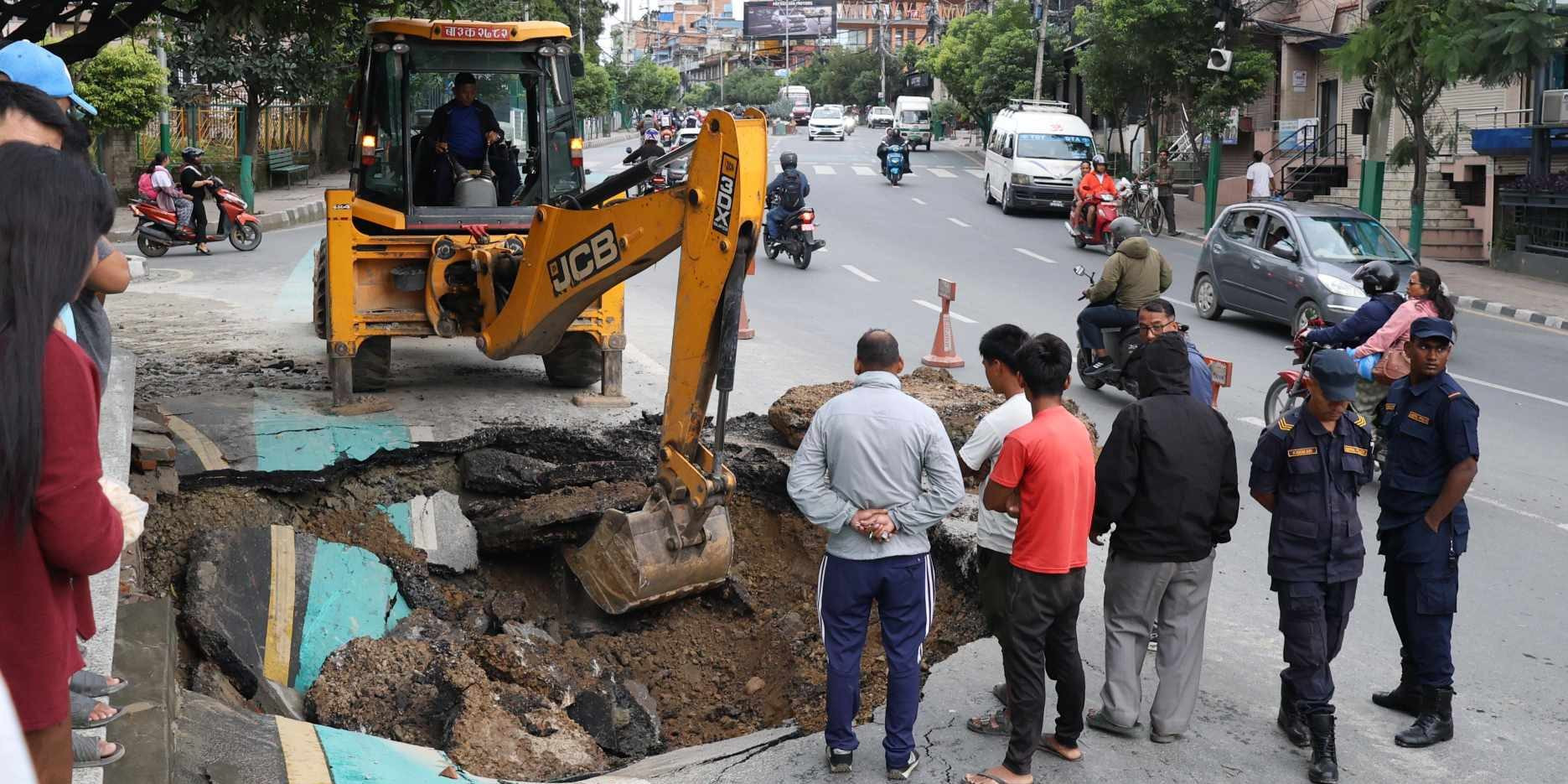 कुपण्डोलमा भासिएको सडक मर्मत हुँदै