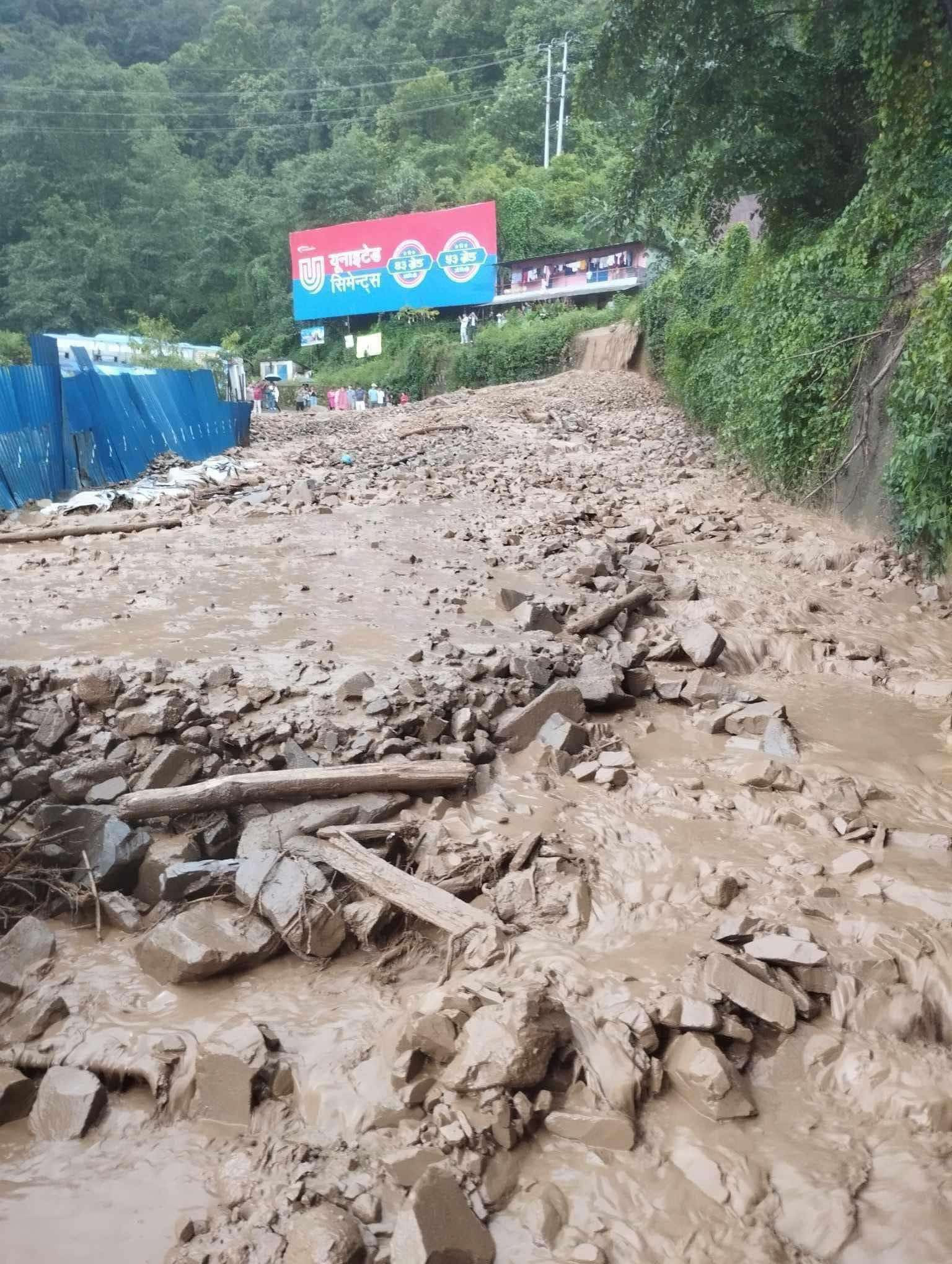 मुग्लिङ-काठमाडौं सडक अबरुद्ध