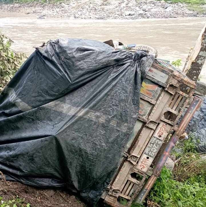 त्रिशूलीमा खसेको ट्रकका चालक सम्पर्कविहीन, प्रहरी भन्छ- घटना शंकास्पद