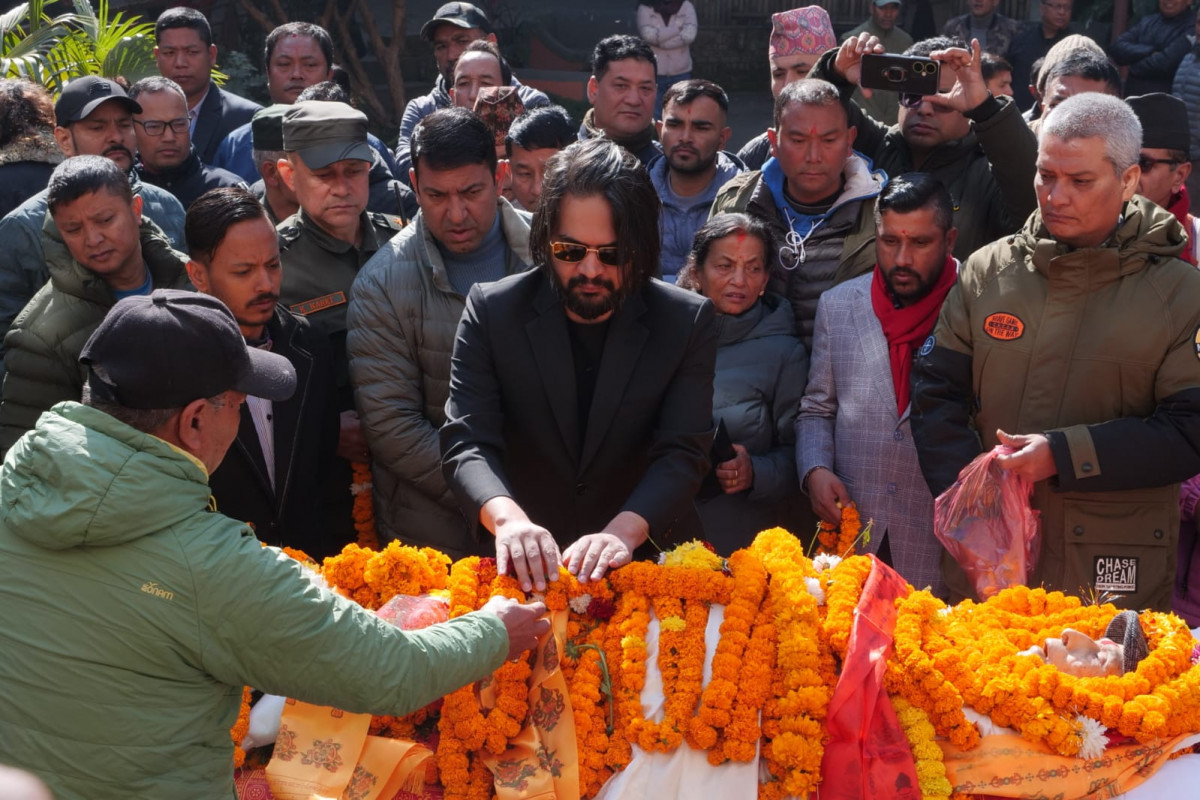 काठमाडौंका पूर्वमेयर पीएल सिंहलाई श्रद्धा सुमन गर्न पुगे मेयर बालेन शाह