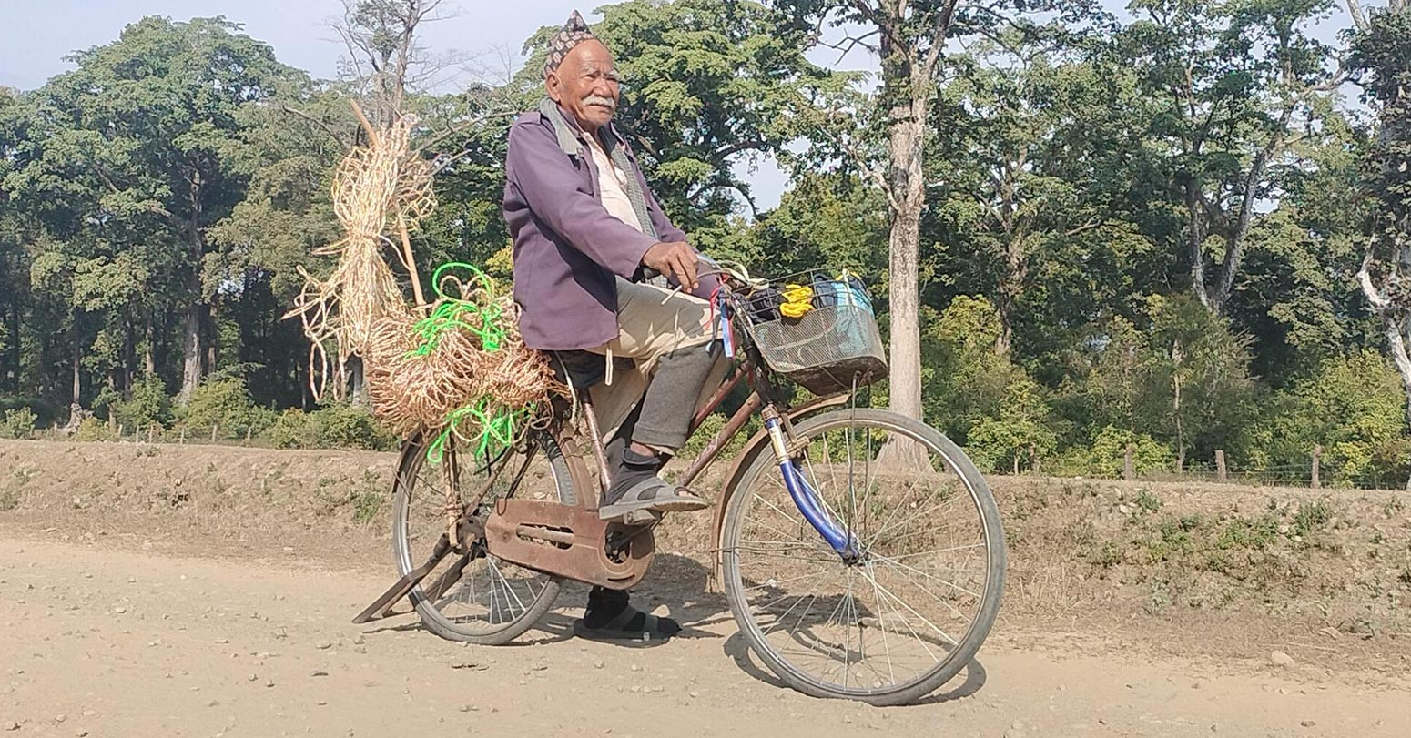 ८४ वर्षमा पनि गाउँबस्ती डुल्दै व्यापार