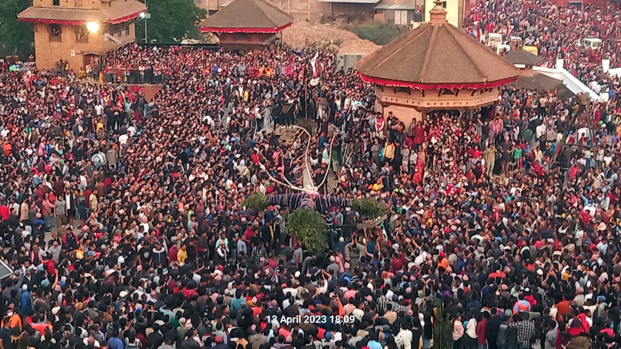 बिस्केट जात्राको प्रमुख मानिने ५५ हात लामो लिङ्गो हजारौँको सहभागितामा उठाइयो