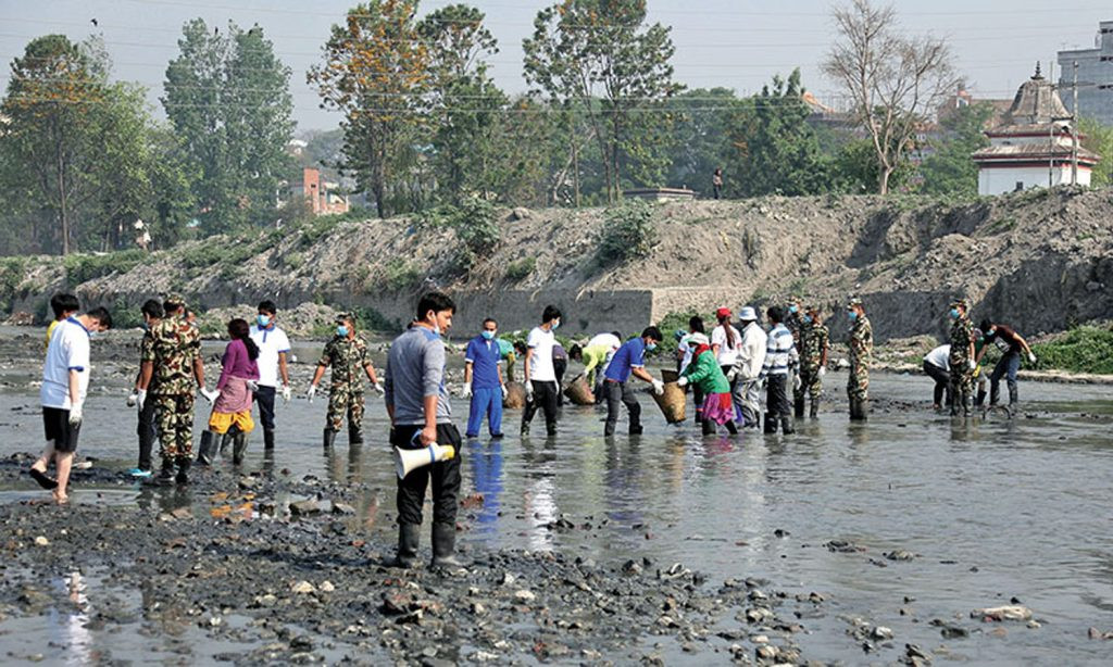 वाग्मती नदी किनारमा फोहर फाल्नेलाई जरिवाना