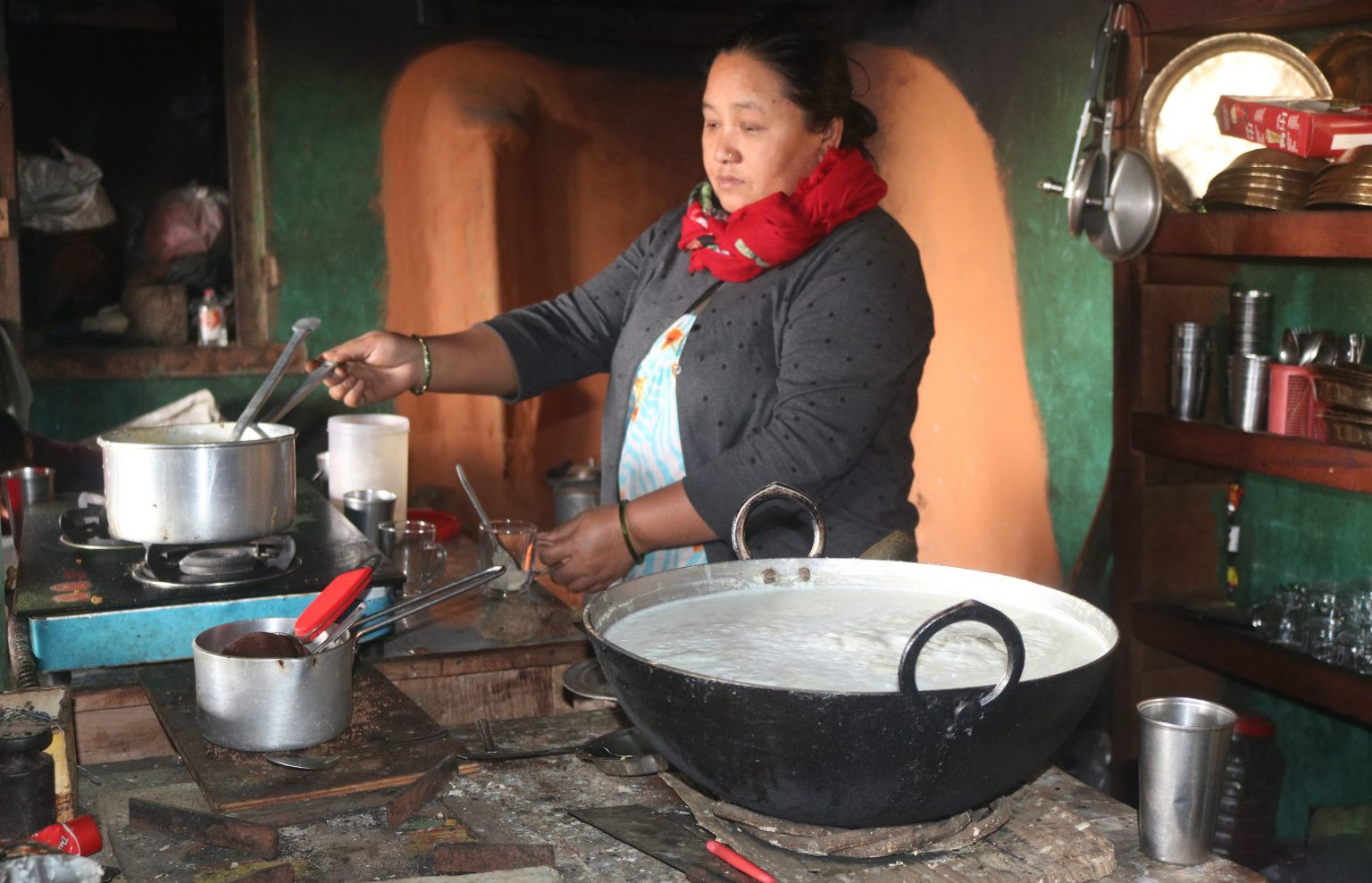 चिया बेचेरै विरसले छोराछोरीलाई स्नातकोत्तर पढाइन्