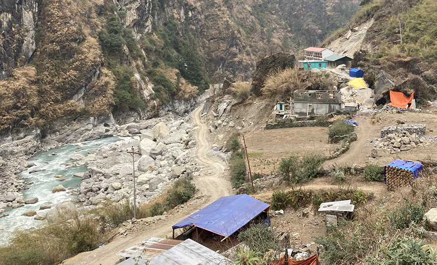 बाढी पहिरोले भत्काएको मनाङ जाने सडक अझै उस्तै