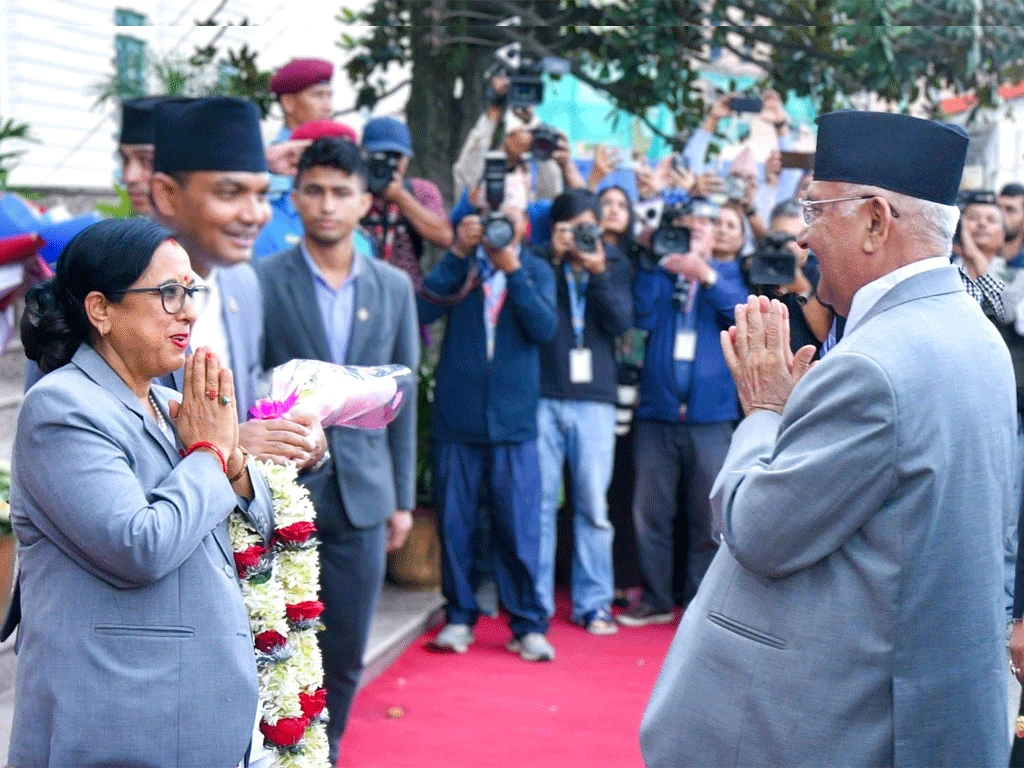 पहिलो महिला मुख्य सचिव गड्तौलालाई प्रधानमन्त्रीले दिए बधाई