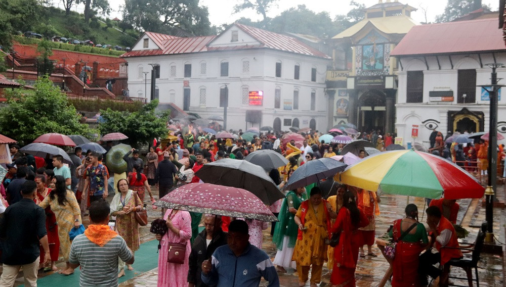 साउनको अन्तिम सोमबार : दुई लाखले गरे पशुपतिनाथको दर्शन