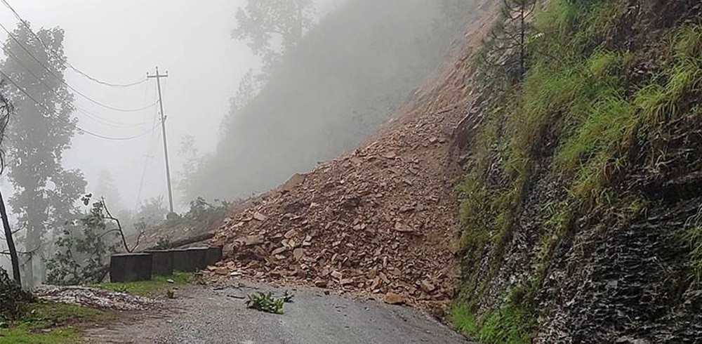 सुख्खा पहिरोले महाकाली लोकमार्ग अवरुद्ध